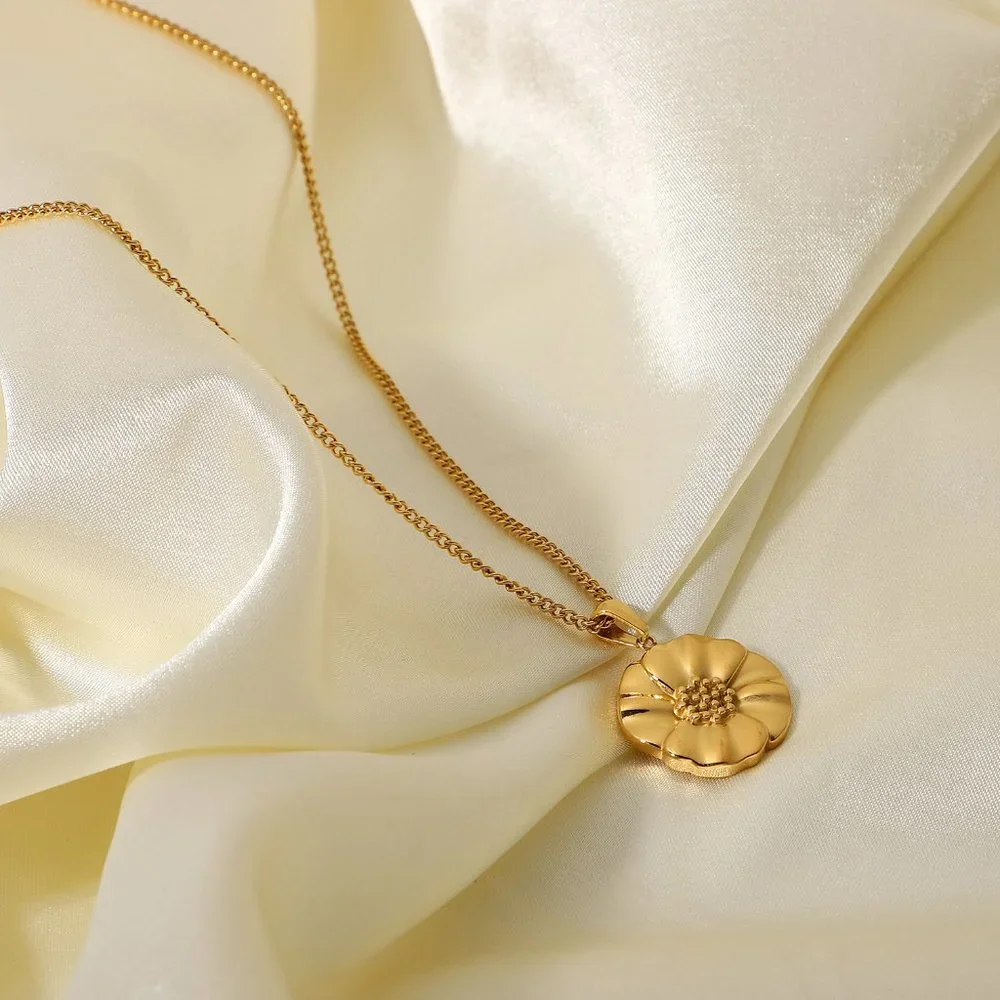 Daisy Necklace - Picture 2 of 7